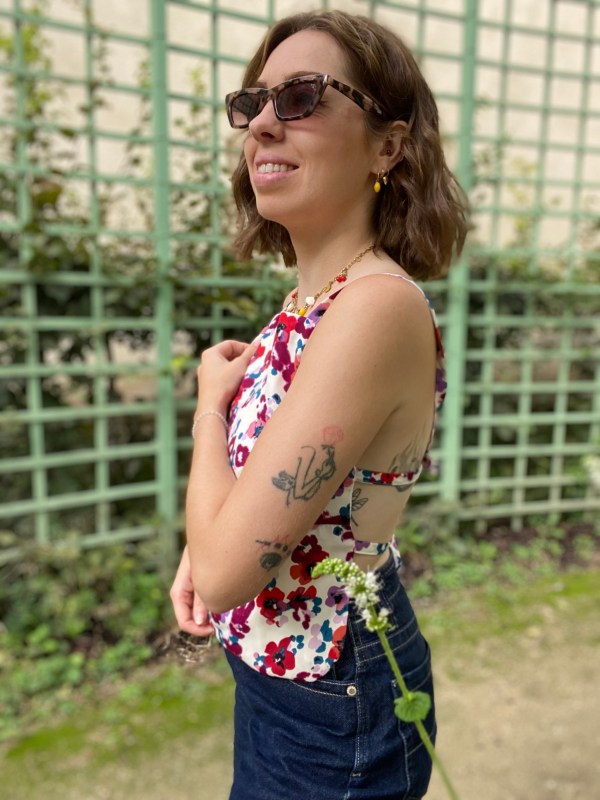 DOS NU FLEURI